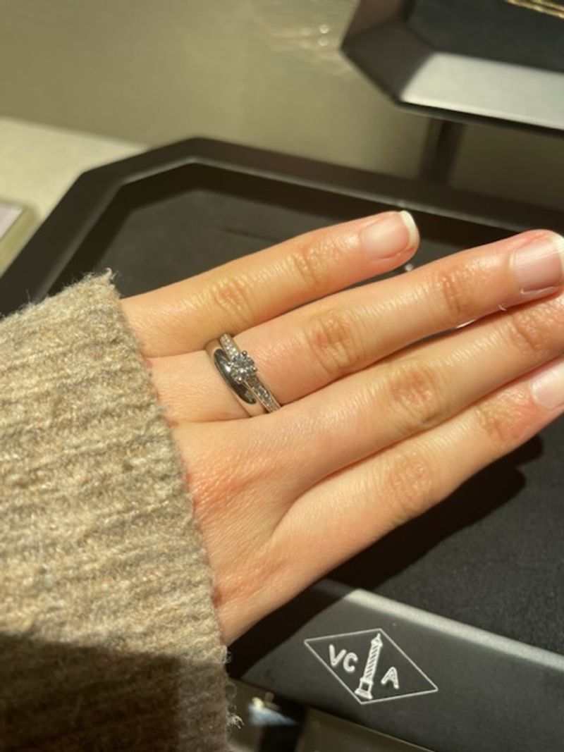 定価60万　証明書付　ダイヤモンド指輪 婚約指輪がお手頃な価格帯で60万くらいでした。 とても素敵でシンプル