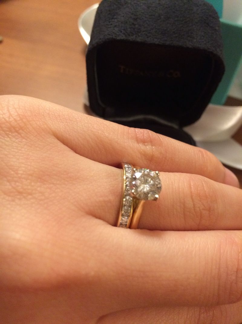 エンゲージリングとの重ね付けをする予定だったので、エンゲージリング