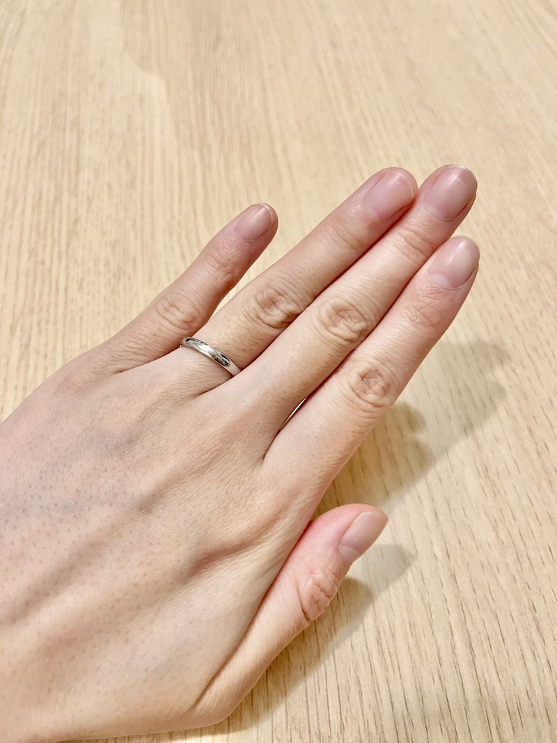 シンプルで、歳をとっても飽きないデザインを探していました。 前から