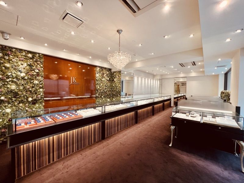 自然光差し込む明るい店内で自由に結婚指輪探し