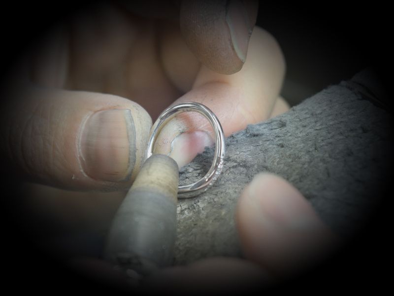 熟練の職人による丁寧な手作業