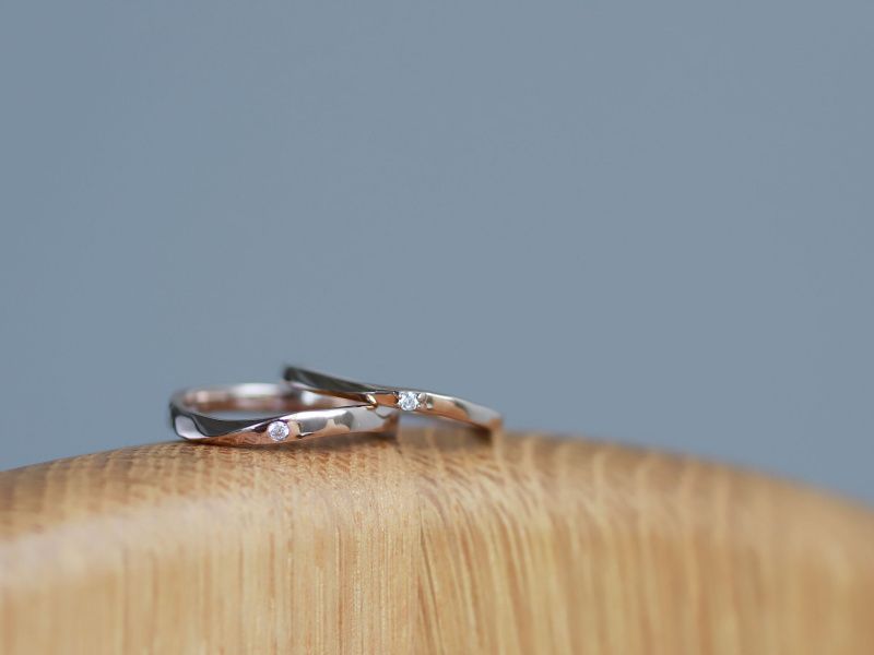 肌なじみの良い素材で、特別だけど浮かないリング