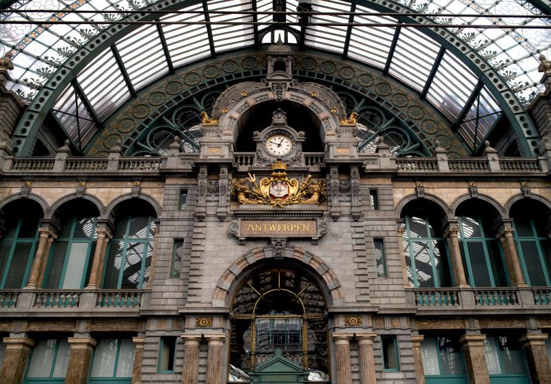 フル・ハーフエタニティリングの彫り留めタイプも鍛造製法