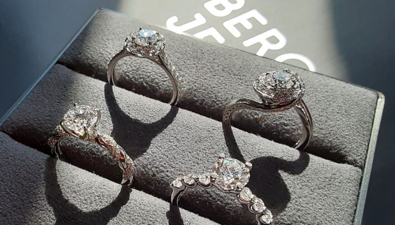 太陽の光に当たった時ほど輝きを放つダイヤモンド