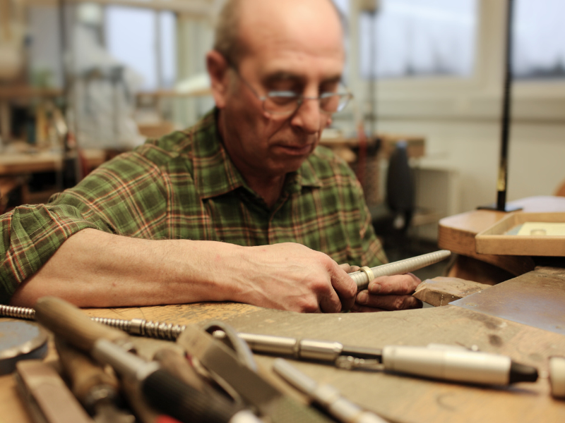 ひとつひとつ職人の手作業で施される〈内甲丸仕上げ〉
