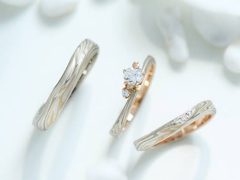 さくらダイヤモンドを留めた婚約指輪