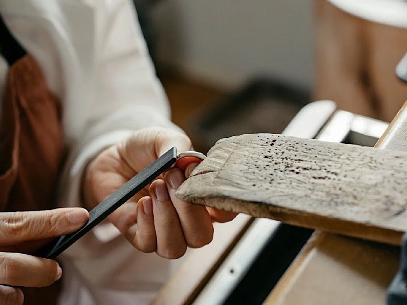 手作業でのつくりにこだわったブライダルジュエリー