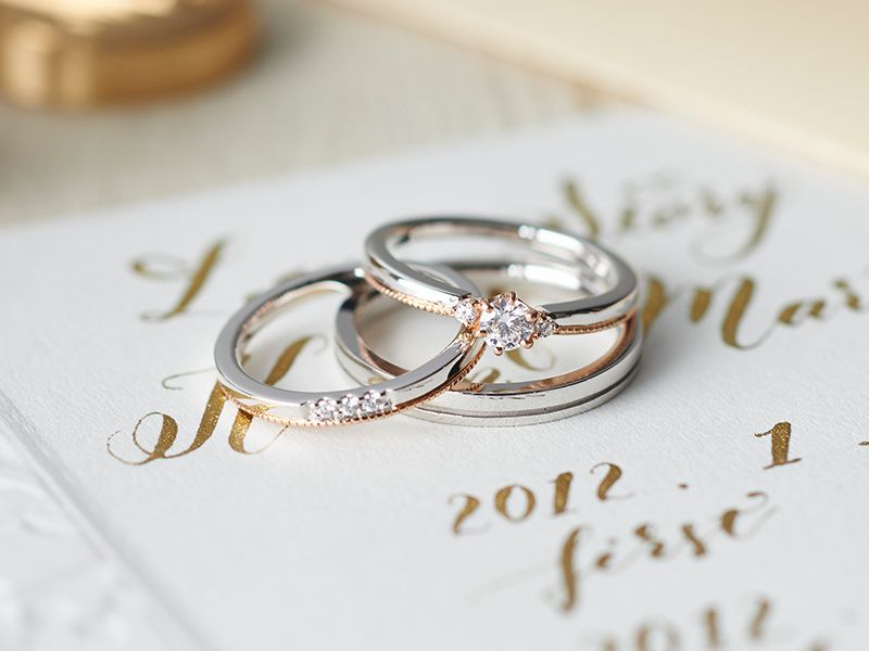 お気に入りの婚約指輪と結婚指輪で、普段使いしやすいコーディネートが叶う