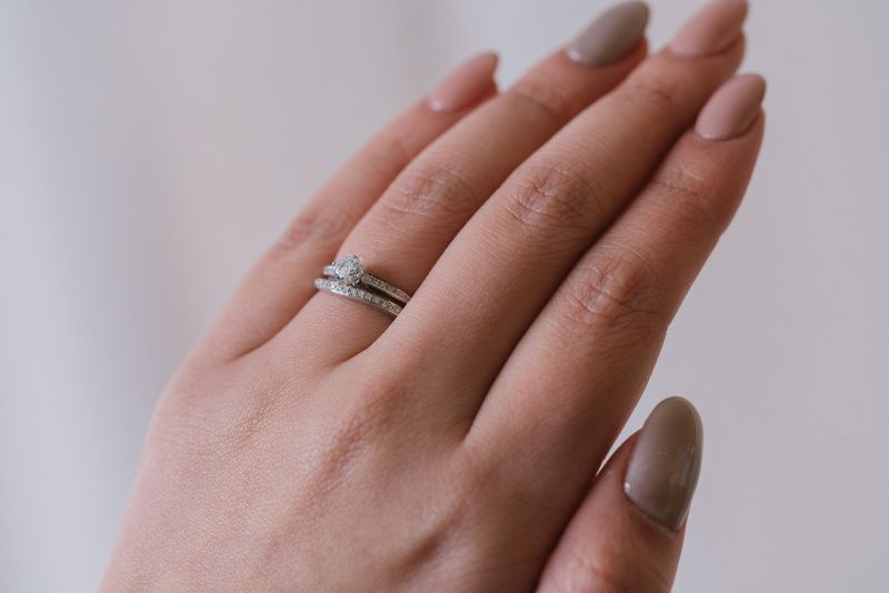 デザイナーが数ミリ単位まで計算した、重ねづけのためのセットリング