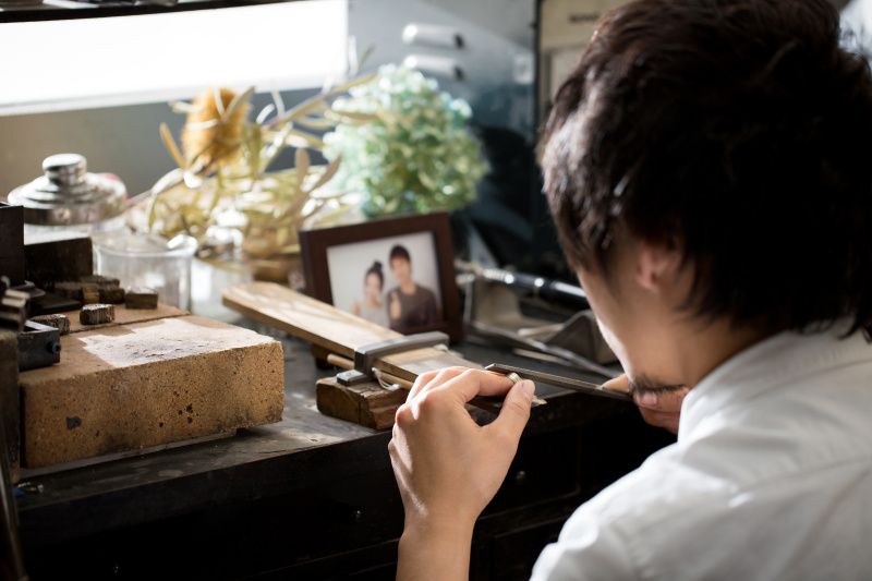 写真が見守る彫金机