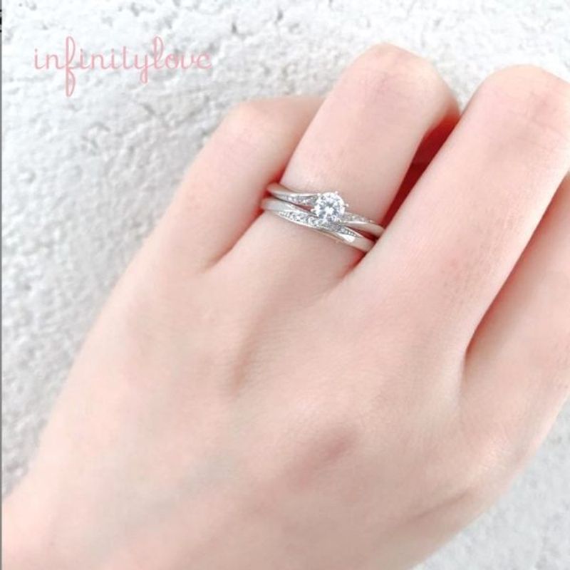 婚約指輪と結婚指輪の重ね着けがカワイイ