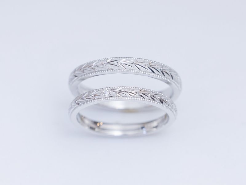 和彫りは繊細な美意識が光る伝統技。優美な模様が指元に上品な輝きを添える。