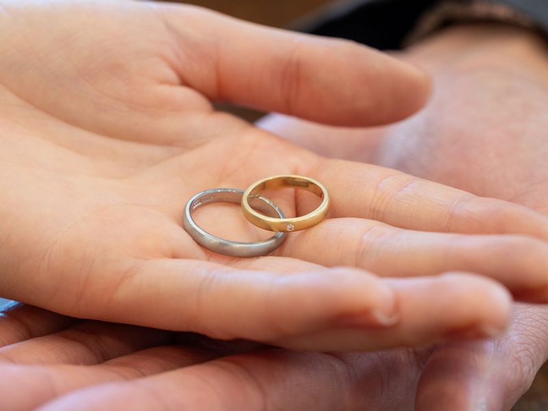 プラチナとゴールド、艶消し加工の落ち着いたリング。