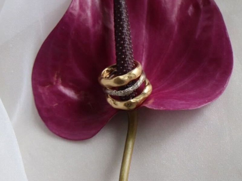 カラーゴールドなど、珍しい素材のバリエーション