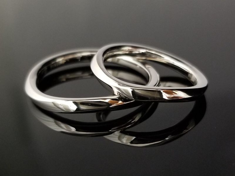 重厚感溢れる緩やかなS字ウェーブデザインの結婚指輪 [結婚指輪] TANZO
