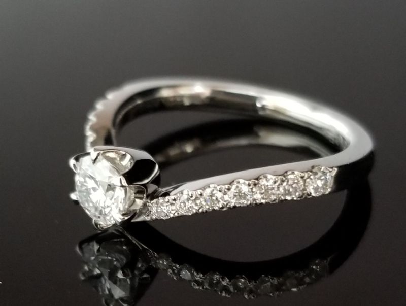 V字リングのハーフエタニティ [婚約指輪] TANZO.(鍛造指輪