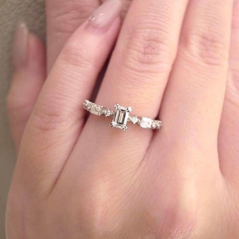 pipi～ピピ＞四角いダイヤの全てがエメラルドカットダイヤで揃え