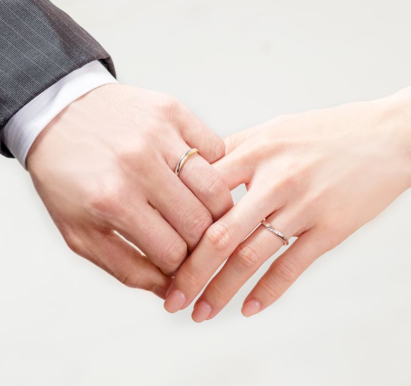 カローレ】2色の金属を使用したデザインのマリッジリング [結婚指輪