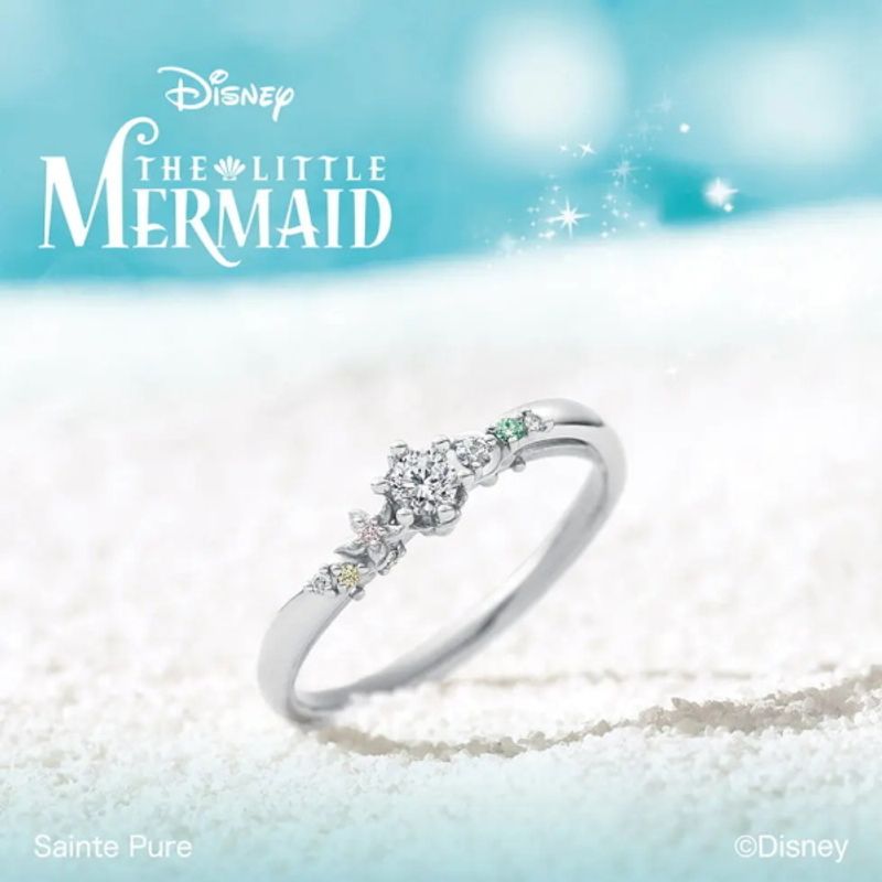 アリエルと海の仲間たちを様々なモチーフとカラフルな宝石で色彩豊かに