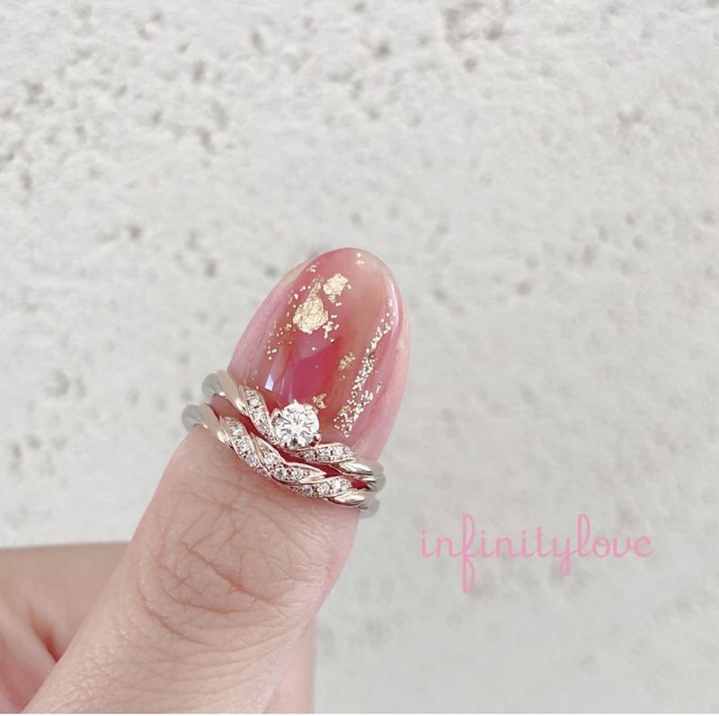 肌馴染みの良いピンクゴールド&プラチナのコンビ ふっくらしたVライン