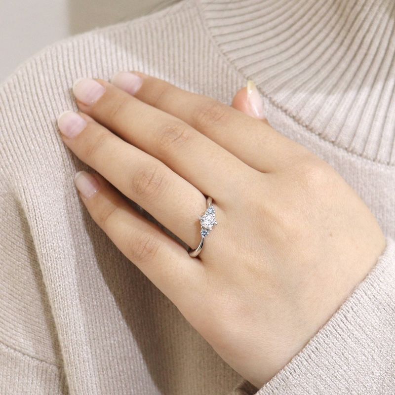 22EN-021】アクアマリンをダイヤモンドの両脇に留めた清涼感のある婚約