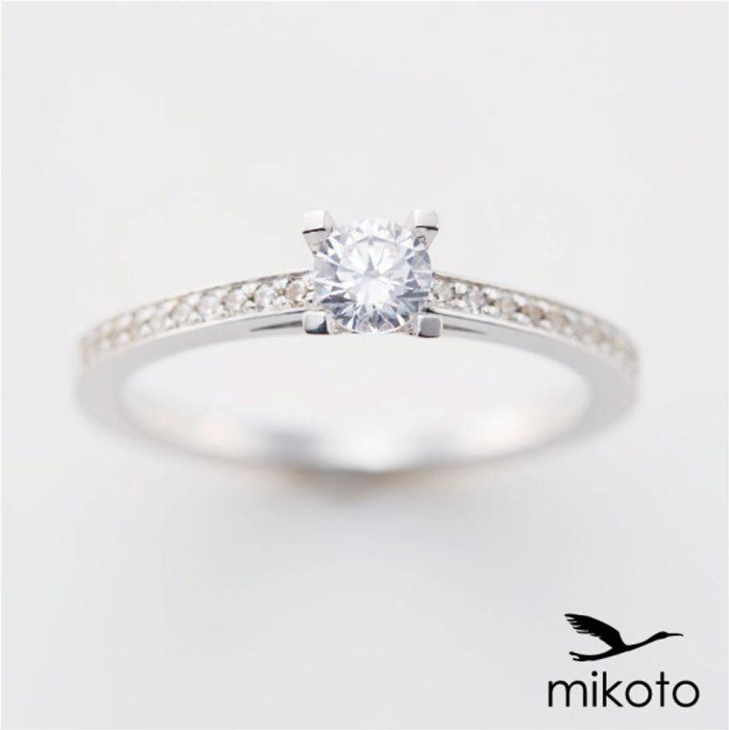 18EN-004】サイドに連なるメレダイヤが華やかなプラチナの婚約