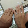 【4℃ BRIDAL(ヨンドシーブライダル)の口コミ】 デザインはシンプルで、ダイヤは3つついており、色はシルバーで普段使いし…