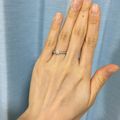 【中里宝石の口コミ】 とても自身の指に馴染むデザインであり、シンプルで、かつ伝統的なデザイ…