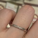 【HOSHI no SUNA 星の砂(ほしのすな)の口コミ】 細身で小さいストーンが入っているものを探していました。デザインも申し…