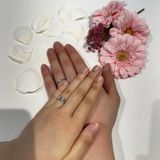 【ROYAL ASSCHER(ロイヤル・アッシャー)の口コミ】 マット加工とほどよいダイヤモンドの輝きがちょうどよくエンゲージリング…