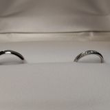 【PILOT BRIDAL(パイロットブライダル)の口コミ】 まず気に入ったのは、指輪のデザインです。
うねりのある形状に2本のライ…
