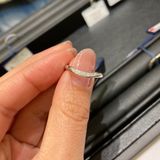 【ROYAL ASSCHER(ロイヤル・アッシャー)の口コミ】 以下妻より。シンプルデザインながらもきらめきがあるのがとても良いです…