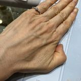 【FRAU KOBE JAPAN(フラウ コウベ ジャパン)の口コミ】 センターにダイヤモンドが大きくあって
その周りにも可愛いダイヤモンドが…