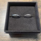 【Ankhore(アンクオーレ)の口コミ】 ペアで色が違うところが2人とも気に入ってます。石も控えめですがキラキラ…