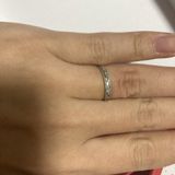 【FRAU KOBE JAPAN(フラウ コウベ ジャパン)の口コミ】 プラチナに蔦の葉のデザインがぐるりと一周あしらわれています。両端はミ…