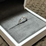 【Desserts(デザート)の口コミ】 シンプルではありますが、少しのねじれがオシャレで、そこにメレダイヤが…