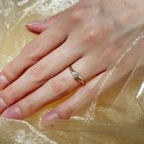 【COCKTAIL(カクテル)の口コミ】 ピンクゴールドでダイヤを包み込むような動きのあるウェーブのデザインで…