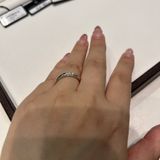 【ラザール ダイヤモンド【取扱店販売】の口コミ】 ３石のシンプルな指輪に見えるが、サイドにも3石づつついていて、実は9石…