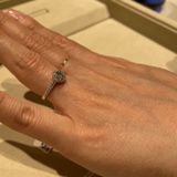 【和光ブライダルブティックギンザの口コミ】 デザインが特徴的です。中央の一粒ダイヤモンドの周りをメレダイヤモンド…