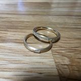 【Love Bond(ラブボンド)の口コミ】 ダイヤが四角いカットなのがお気に入りです。
色味もイエローゴールドの落…