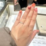 【4℃ BRIDAL(ヨンドシーブライダル)の口コミ】 ダイヤが多めなもので一緒に探していただきました。シンプルで日常的使い…