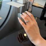 【EIKA(エイカ)の口コミ】 メインのダイヤの周りにも装飾があり豪華でかわいい
近くで見ると少し派手…