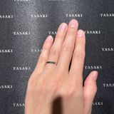 【TASAKI(タサキ)の口コミ】 ストレートのリングにブラックダイヤモンドが3粒完全に埋め込まれているデ…