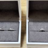 【Flowaves(フロウェーブス)の口コミ】 シンプルなデザインのセットリングです。婚約指輪はウェーブ、結婚指輪はV…
