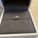 【Flowaves(フロウェーブス)の口コミ】 この指輪わとてもシンプルですかダイヤの迫力感はしっかりと残されていて…