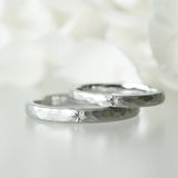 【renri(レンリ)の口コミ】 指輪のデザインとしては3点あり、まず1点目が表面に槌で打ち付けたような…