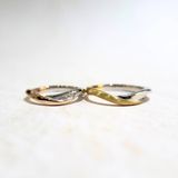 【LAPAGE(ラパージュ)の口コミ】 女性の指輪の外側に付いてるピンクと青のダイヤは、付ける場所を決める事…