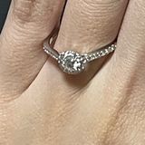 【グラフ(GRAFF)の口コミ】 大きいダイヤモンドの周りに小さいダイヤモンドがついており、ゴージャス…