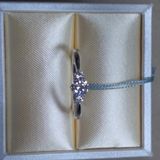 【ANTWERP BRILLIANT(アントワープブリリアント)の口コミ】 センターには大きなダイヤモンド、サイドには二つのメレダイヤが付き、全…