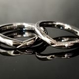 【TANZO.(鍛造指輪)】鍛造製法で鍛え丸みをつけたV字デザインの結婚指輪